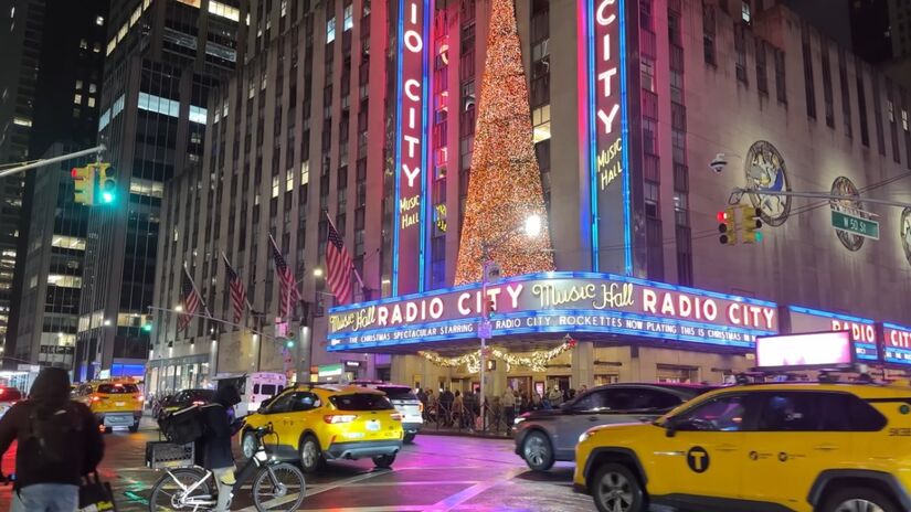 Da árvore do Rockefeller às vitrines da 5th Avenue, Nova York entrega o Natal cinematográfico perfeito
