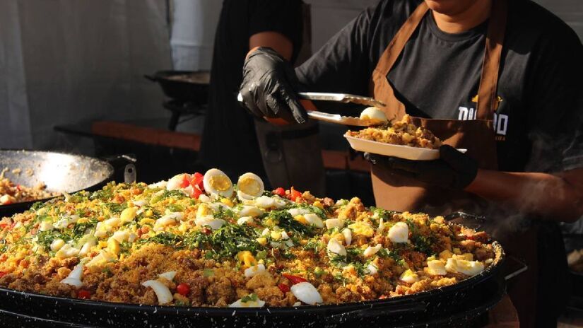 Entre as opções terá: baião de dois, acarajé, buchada de bode, sarapatel, carneiro, cabrito, mocotó e torresmo. | Divulgação/GA Assessoria de Imprensa