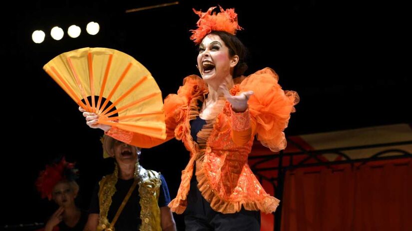 Devido ao grande sucesso, a adaptação contemporânea da comédia clássica 'Os Mambembes' teve sua temporada no Teatro Tuca, em São Paulo, prorrogada até o dia 30 de novembro. 