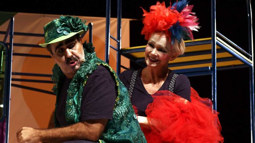 Com leveza, humor e dinamismo, o espetáculo transforma a estrada em palco e convida o público a embarcar em uma celebração do próprio fazer teatral. Fotos: Elisa Maciel/Daniel Costa/Annelize Tozetto