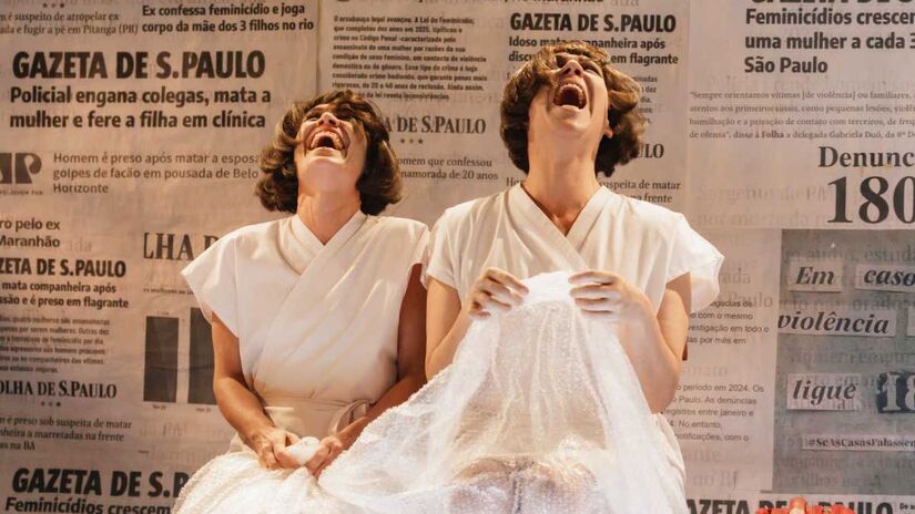 Com uma atmosfera onírica, a peça acompanha o diálogo entre duas mulheres desconhecidas, ambas chamadas Alice, em um lugar indefinido e à espera de não se sabe quem. 