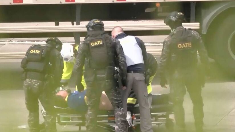 Vítima foi levada por dois agentes do Gate até a chegada da maca / Reprodução/TV Band