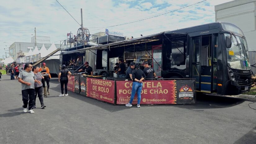 O famoso Ônibus de Churrasco, com mais de 18 metros, estaciona em Osasco como uma das atrações do Burning Fest | Divulgação/GA Assessoria de Imprensa