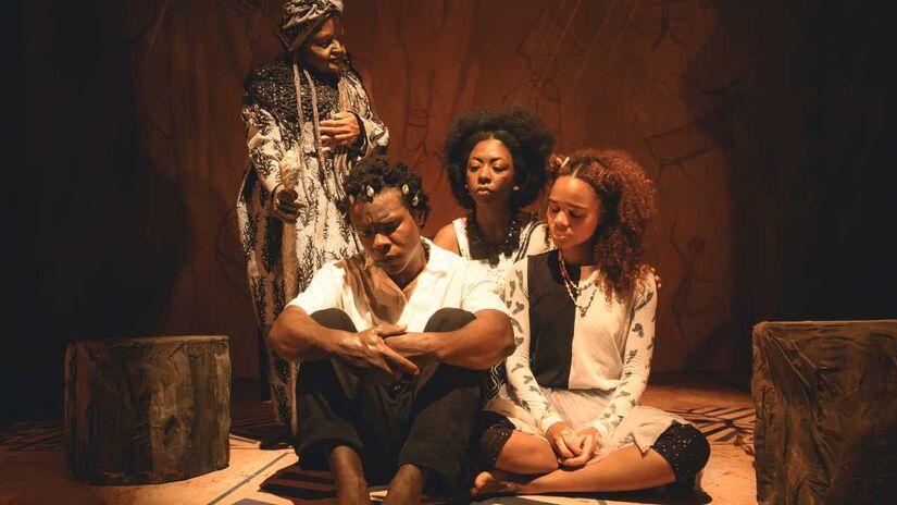 As relações familiares, o vínculo com a aldeia e com a natureza e o aprendizado com os mais velhos aparecem como pilares na formação dos ideais de justiça, liberdade e igualdade.