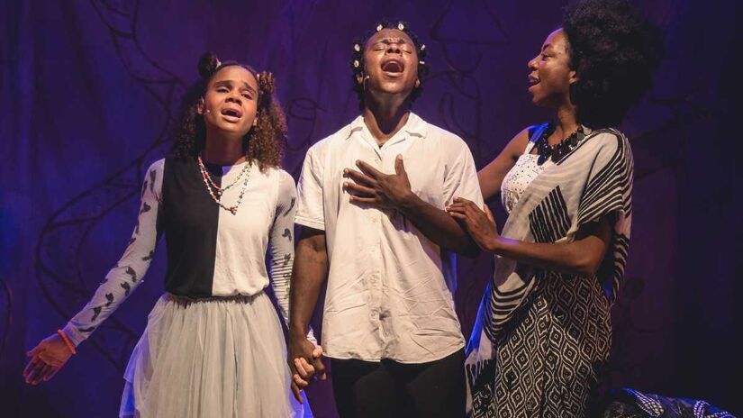 Mais do que revisitar o passado, Menino Mandela convida crianças, jovens e adultos a reconhecerem que valores como empatia, respeito e coletividade nascem de gestos cotidianos. Fotos: Caio Lírio