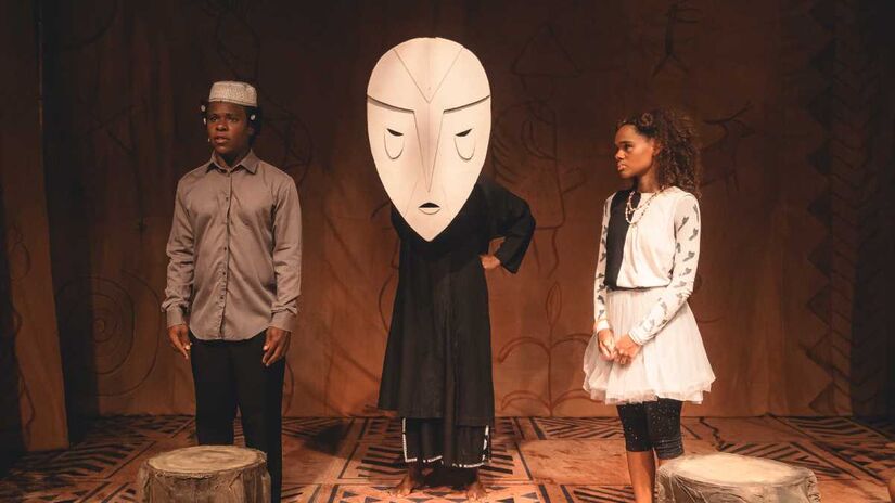 A montagem propõe uma imersão na infância de Mandela, combinando poesia, canções originais, bonecos e danças africanas.