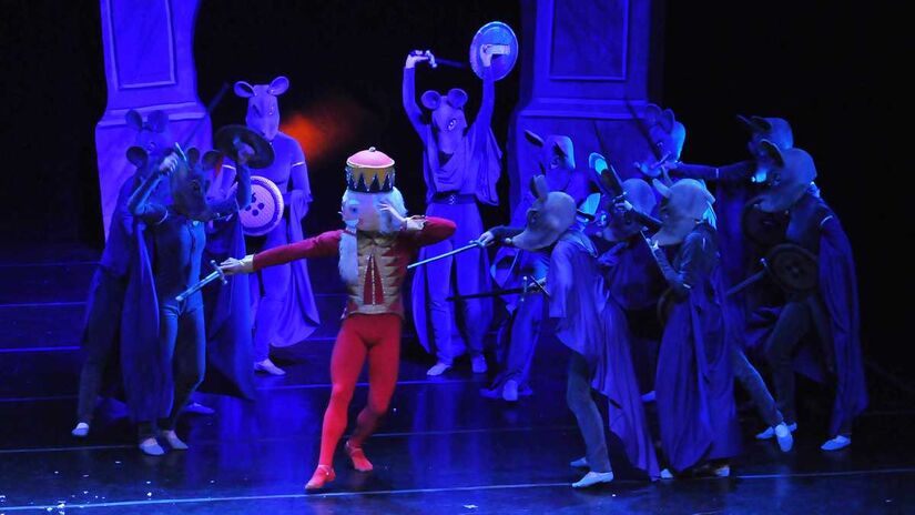 A partir desse gesto, uma sequência de eventos mágicos se desenrola, transportando a personagem para um universo de fantasia. Fotos: Divulgação