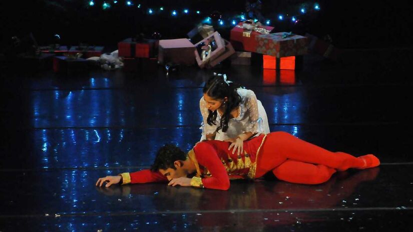 Inspirado no conto de E.T.A. Hoffmann, o espetáculo narra a jornada da jovem Clara, que ganha um quebra-nozes de aparência humana como presente de Natal.