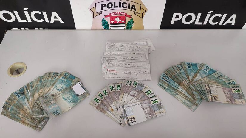 Policiais também apreenderam R$ 59.130 em dinheiro, R$ 423.875 em cheques | Divulgação/SSP