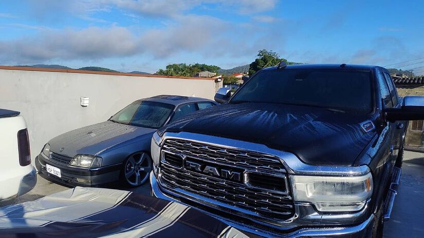 Veículos de luxo estavam em diversas áreas da propriedade | Divulgação/SSP