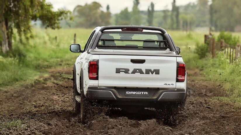 Warlock aparece suspensa na vertical no estande da Ram e vira atração para fotos no evento | Divulgação