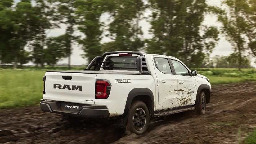 Laramie estreia barra de LED animada e interior marrom premium, reforçando o lado luxuoso da picape | Divulgação