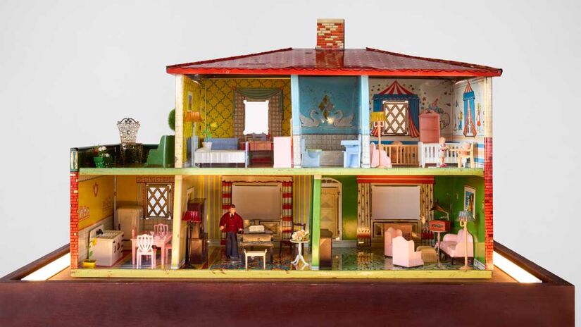 Ambientações com mobiliário e objetos de época recriam cenários familiares e urbanos, potencializando o mergulho no passado.