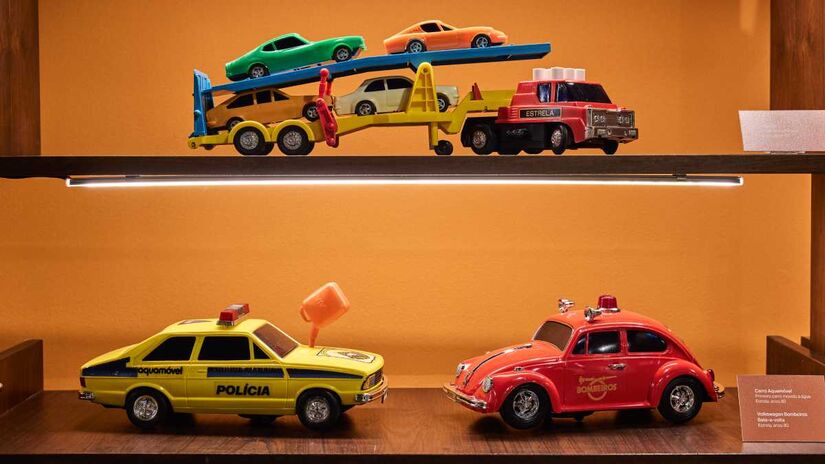 Com mais de 40 anos de dedicação, Ana Caldatto se tornou referência nacional na preservação dos brinquedos brasileiros. Fotos: Divulgação/Farol Santander