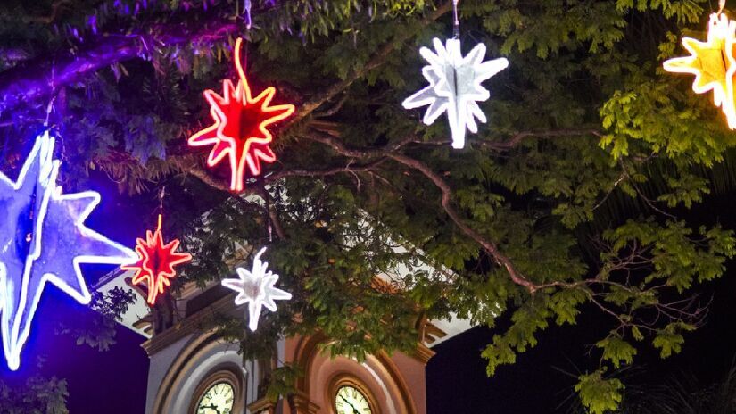 Entre os locais iluminados estão o Museu Centro Cultural Movimento, a Praça da Matriz, a Praça do Fórum e a prefeitura do município.
Fotos: Thiago Martins