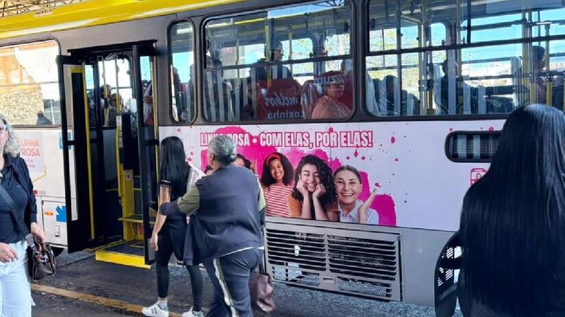 Dois veículos têm layout interno com sinalização temática na cor rosa. 
Fotos: Divulgação/Urbes/Semul