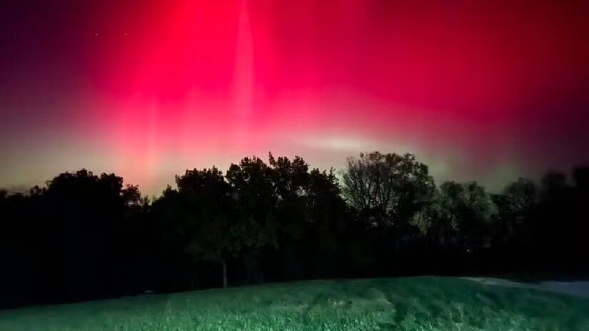 Nas redes sociais, moradores compartilharam fotos e vídeos do céu colorido em tons de rosa, roxo e verde. Foto: Reprodução