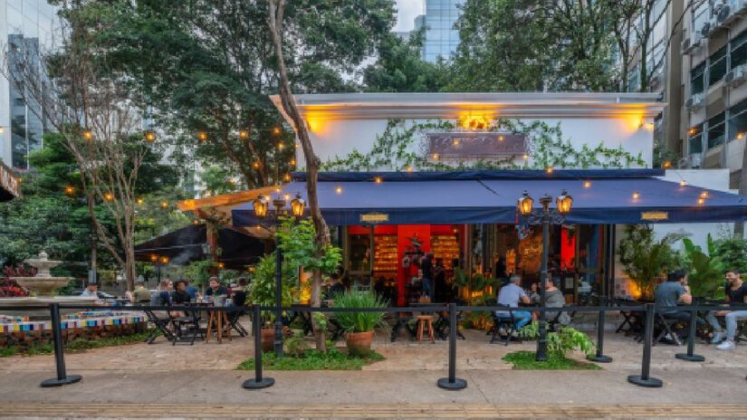 Com atmosfera que remete a uma praça arborizada, o Boa Praça reúne mesas ao ar livre, música ao vivo diária e um cardápio variado.
Foto: Marcelo Bruzzi