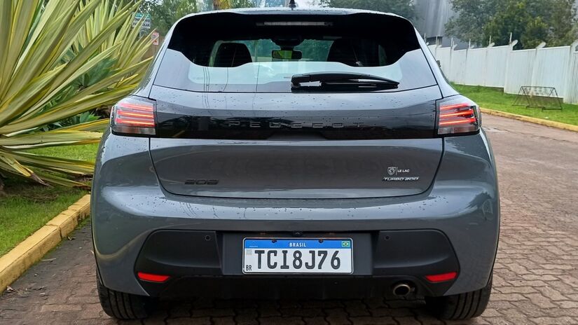 Variante topo de linha é equipada com faróis full-led, acionamento automático das luzes e farol alto automático.

/Foto: Daniel Dias/Flashmotors