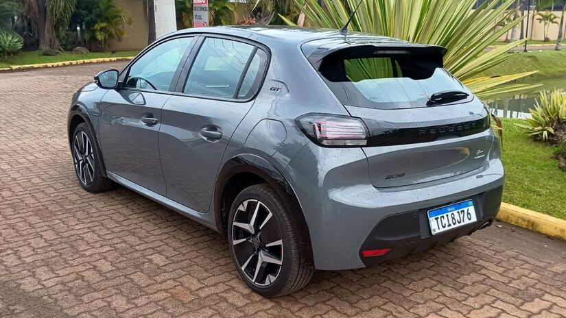 208 atual conta com duas opções de motores, o 1.0 aspirado e o turboalimentado de 130 cavalos e 20,4 kgfm de torque.

/Foto: Daniel Dias/Flashmotors