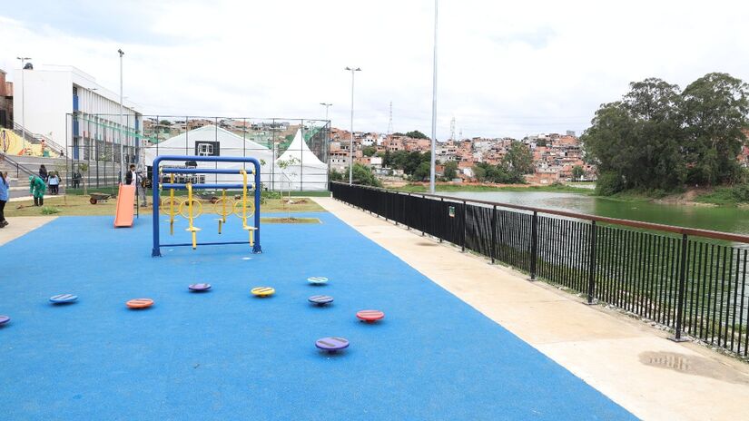 Espaço inclui quadras poliesportivas, playground, decks, áreas de contemplação, churrasqueiras e estrutura para caminhadas.