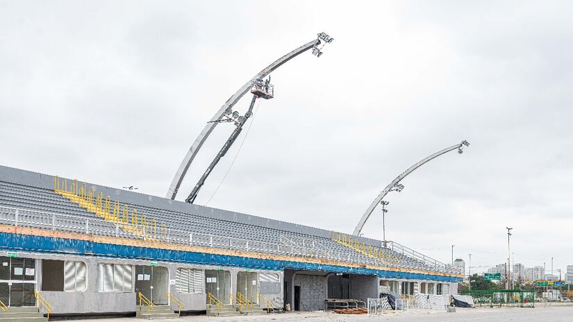 Os arcos tradicionais que coroam a pista central estão passando por revitalização completa.