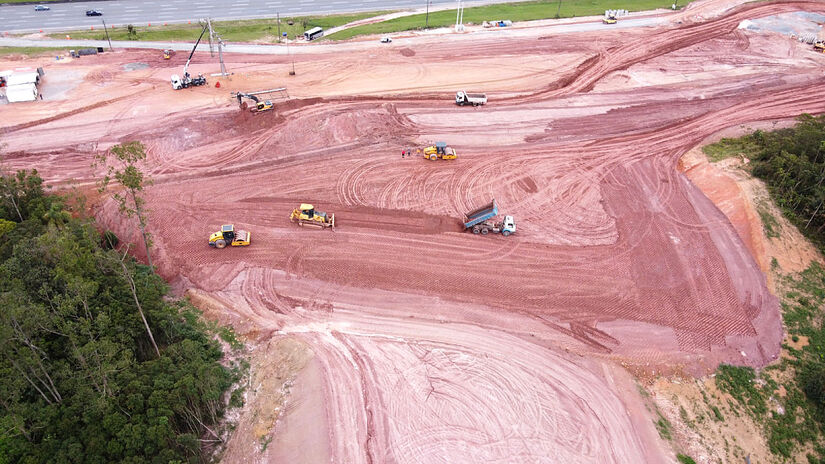 Rodovia está sob concessão da Ecovias Imigrantes.