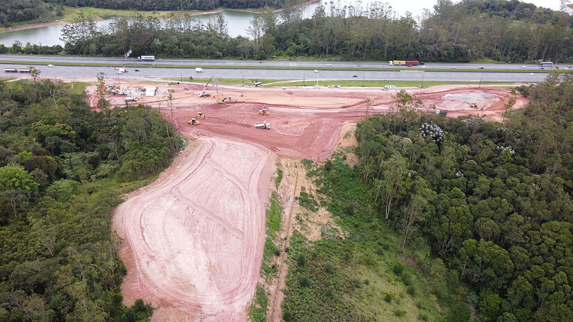 Obra chama a atenção de quem passa pela rodovia, mas ainda está em fase inicial. 
Fotos: Yuri Villaça/Gazeta de São Paulo