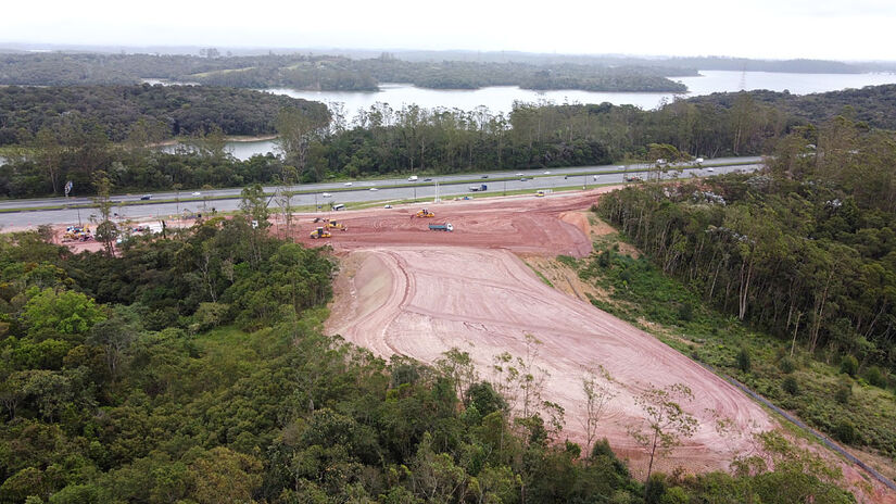 Informação de que no local haverá um posto de gasolina é de um pedreiro que trabalha na construção. 