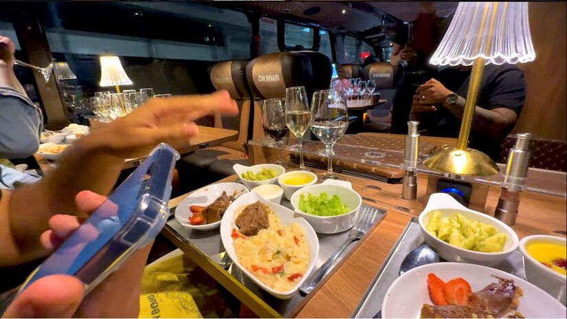 O roteiro passa por 93 pontos turísticos, como Theatro Municipal, Edifício Martinelli, Mosteiro de São Bento, Pateo do Collegio, Catedral da Sé e Praça da República.