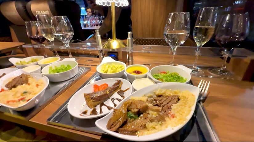 O trajeto dura cerca de 1h45 a 1h50 e transforma a paisagem em cenário de cinema. Pelas janelas, surgem construções modernistas, igrejas barrocas e arranha-céus do século 20. 