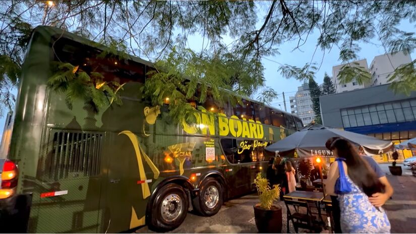 Com capacidade para 62 pessoas, o ônibus foi planejado como um restaurante itinerante. Fotos: Reprodução YT/Guia Paulistinha
