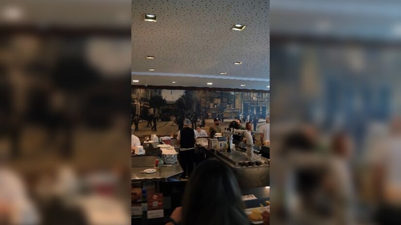 Por dentro, a Vera Cruz modernizou o salão, mas manteve sua identidade de casa popular. O balcão de granito em ilha, as estufas de inox e o atendimento feito por mais de 160 funcionários mostram como a confeitaria evoluiu sem perder o ritmo tradicional.