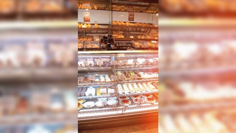 Como o foco é o consumo rápido, o restaurante anexo oferece mesas de madeira e ambiente mais reservado para quem prefere uma refeição tranquila.