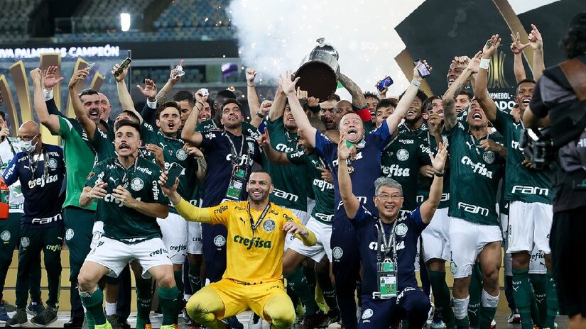 Na final de 2020, teve pela frente o rival Santos. Em um jogo truncado e de poucas oportunidades, já perto do apito final, Rony cruzou a bola e Breno Lopes, herói improvável, subiu no terceiro andar para encobrir o goleiro santista. 1 a 0 e bicampeonato garantido - (Cesar Greco/Palmeiras)