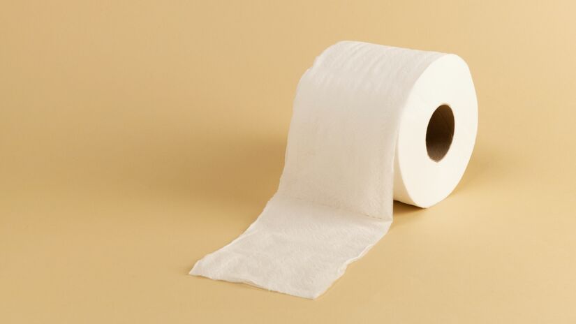 Além da saúde, há a dimensão ambiental, que costuma passar despercebida. Para manter o consumo mundial de papel higiênico, milhões de árvores são cortadas todos os anos.