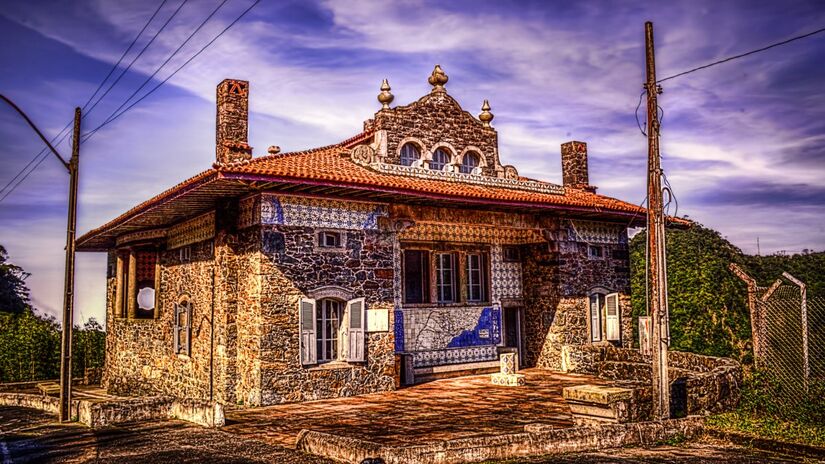 Partindo de Santo André, a Vila de Paranapiacaba é uma das opções mais conhecidas para um bate-volta a partir da capital. Com clima fresco por causa da altitude, trilhas envoltas em neblina, museus ferroviários e casinhas históricas, o destino combina natureza e memória. Por estar em área de serra, o acesso exige atenção, especialmente para quem depende de transporte público. Para saber mais sobre o trem turístico para Paranapiacaba, veja como funciona a visita ao trem da vila. Foto: Wikimedia Commons 