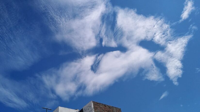 Consegue ver um avisão nessa núvem? Imagem: 2CARLA/Wikimedia Commons