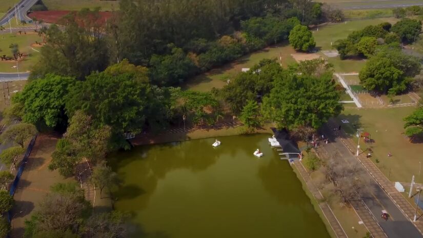 O turismo ambiental também é forte, visto que o local conta com uma abundância de zona verde e flores presentes nas ruas, praças e parques - (Reprodução/YouTube)