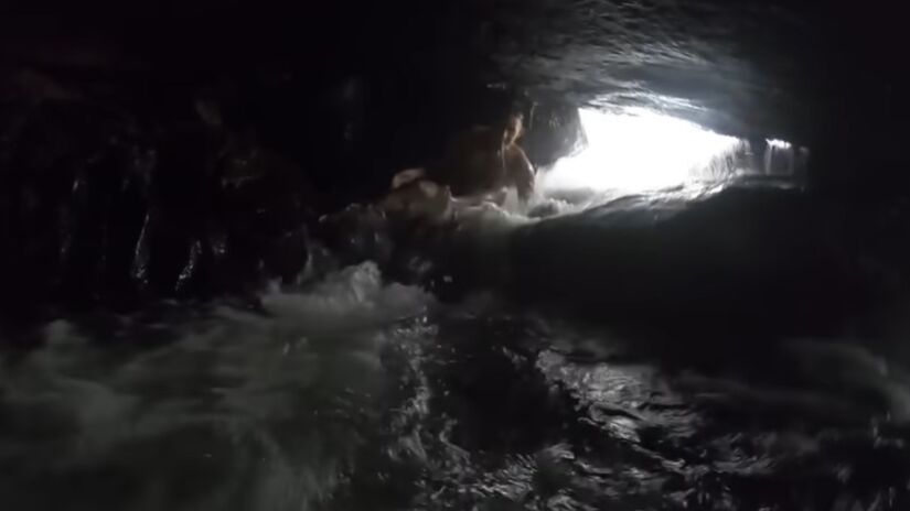 O momento é daqueles que misturam frio na barriga e gargalhadas, principalmente para quem vai pela primeira vez. No fim, o que fica é a sensação de ter vivido algo diferente e muito divertido, cercado por um cenário de pura beleza natural. Fotos: Reprodução YT/Só Quero Viajar