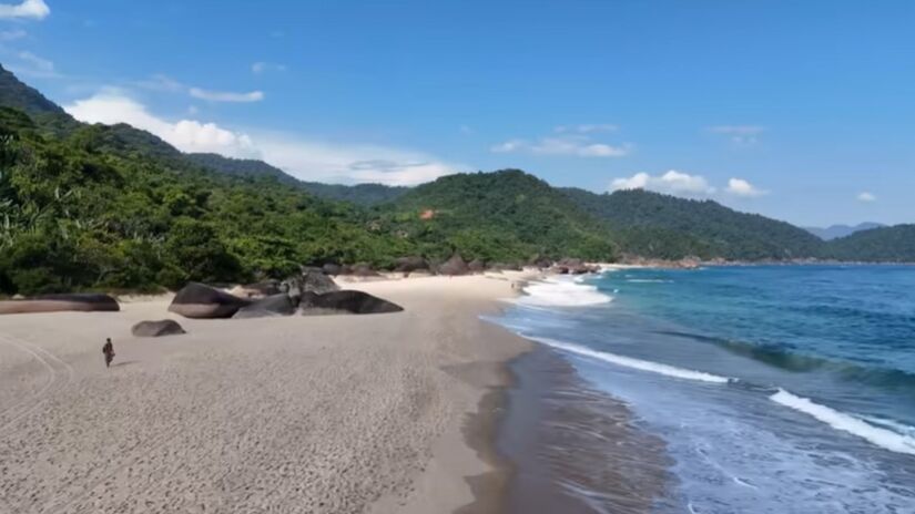 O caminho até a Pedra que Engole começa na Praia do Meio, um dos cartões-postais de Trindade.