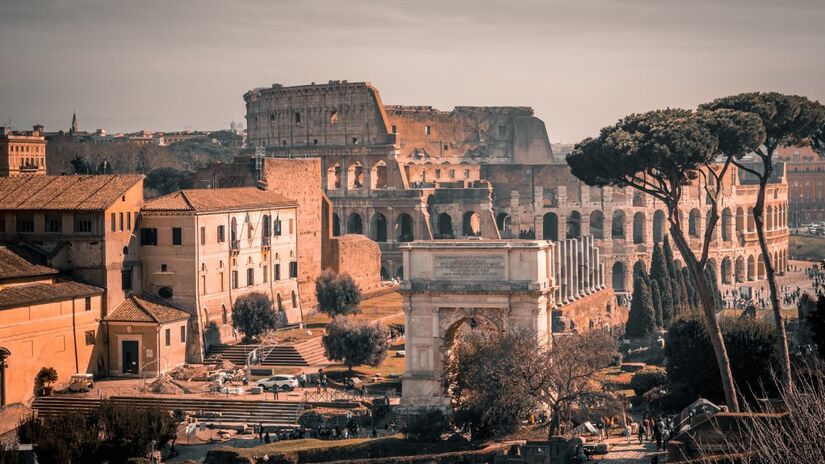 Com origem na Roma Antiga, a frase simples condensou uma visão de mundo que valorizava coragem, disciplina e superação. 