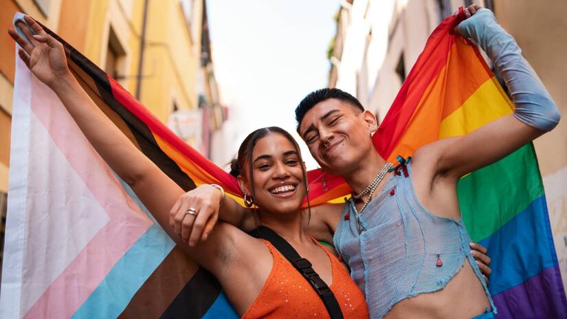 Quando alguém arrasa ou impressiona, a comunidade usa gírias que traduzem essa sensação com humor e espontaneidade. Fotos: Freepik