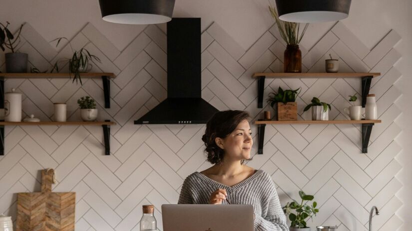 Prateleiras abertas estão substituindo armários fechados na cozinha. Elas entregam praticidade, amplitude visual e um investimento mais baixo.