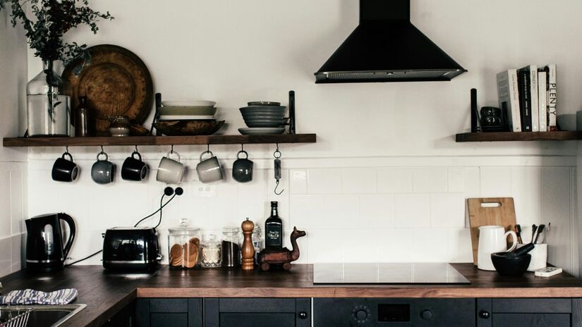 A luz natural circula melhor e valoriza os acabamentos. O ambiente parece maior e mais leve no dia a dia.