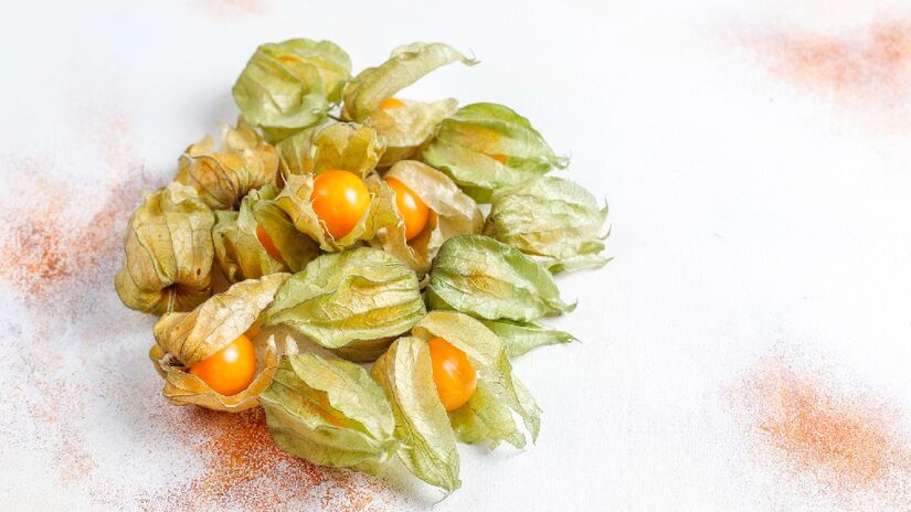 Com grande valor nutricional, a fruta pode auxiliar nos combates ao mal de Parkinson e Alzheimer. De sabor agridoce, ela é uma opção muito versátil, podendo ser consumida fresca, em sucos ou incorporada a receitas - (Azerbaijan_stockers/Freepik)