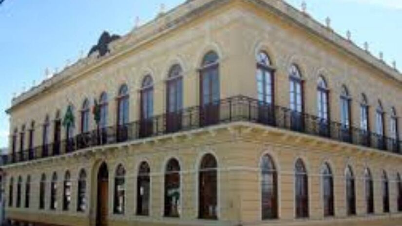 A apenas 146 km da capital paulista, Pindamonhangaba  ou simplesmente Pinda  é o equilíbrio perfeito entre a vida urbana e o clima interiorano. Cercada pela Serra da Mantiqueira, a cidade combina natureza, cultura e história.

O Bosque da Princesa, às margens do rio Paraíba do Sul, é um dos cartões-postais e um ótimo espaço para relaxar. Já o Museu Histórico e Pedagógico Dom Pedro I e Dona Leopoldina preserva objetos e documentos que ajudam a contar a trajetória da cidade.

Pinda também é o berço da versão brasileira da canção "Parabéns pra Você", criada por Berta Celeste Homem de Melo. De lá também saíram nomes como o atleta João do Pulo e os políticos Ciro Gomes e Geraldo Alckmin.
