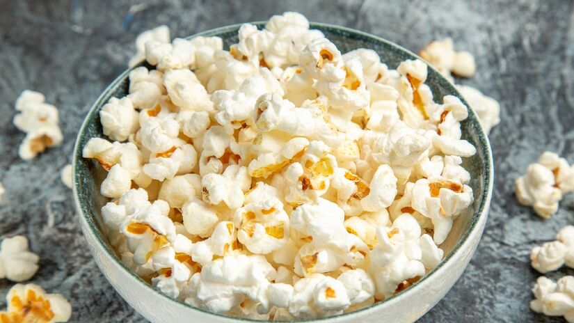 Embora possa parecer um lanche inusitado antes dos exercícios, a pipoca é uma excelente fonte de carboidrato complexo, fornecendo energia e sendo um combustível para o treino - (Kamran Aydino/Freepik)