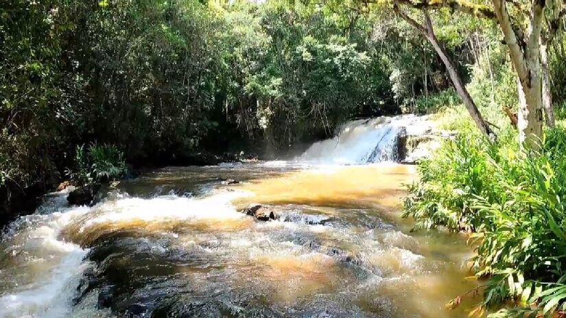 O município oferece diversas opções de lazer ao ar livre, incluindo passeios por cachoeiras e outras atividades aquáticas (Foto: Reprodução YouTube/Papo personalizado)