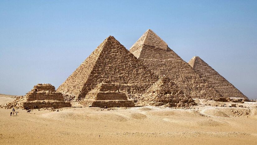 Pirâmides ficam perto de um rio extinto. Imagem: Ricardo Liberato/Wikimedia Commons
